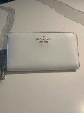 EUC kate spade white zip-around continental wallet with gold logo
Ample Storage